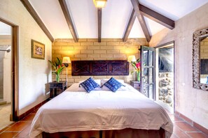 1 slaapkamer, een kluis op de kamer, een bureau