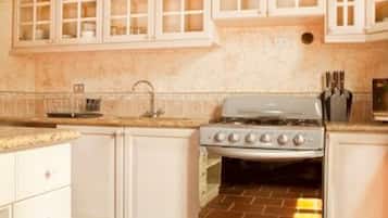 Villa Confort, varias camas, junto a la alberca | Cocina privada | Refrigerador, microondas, horno y parrilla de estufa