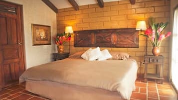 Villa Confort, varias camas, junto a la alberca | 1 habitación, caja de seguridad en la habitación y escritorio