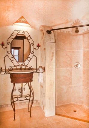 Comfort-Villa, Mehrere Betten, Poolseite | Badezimmer | Dusche, kostenlose Toilettenartikel, Handtücher