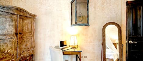 1 habitación, caja de seguridad en la habitación y escritorio