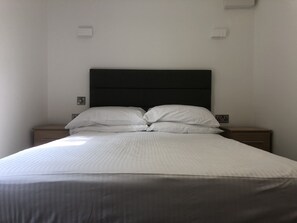 Luxury Apartment, 2 Bedrooms | 1 bedroom, bed sheets - Verity Plus Apartment (Ilfracombe)