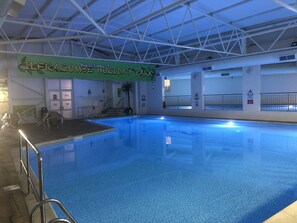 An indoor swimming pool with a sign reading "Welcome to Ileraco Holiday Park." - Verity Plus Apartment (Ilfracombe)