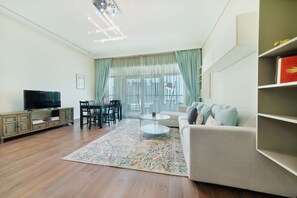 Flat-screen TV - Maison Privee - Beach Access Apt w/ Burj & Sea Views on The Palm (Dubai)