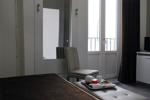 Superior Double Room | In-room safe, desk, soundproofing, free WiFi - Casasicilia Carlo V (Palermo)