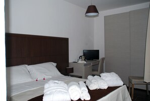 Kamer, 1 twee- of 2 eenpersoonsbedden | Een kluis op de kamer, een bureau, geluiddichte muren, gratis wifi