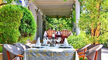 Menyajikan hidangan lokal dan internasional