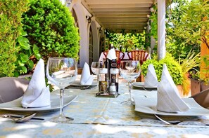 Dining - Villa Velzon Guesthouse (Budva)