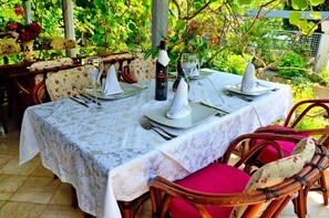 Outdoor dining - Villa Velzon Guesthouse (Budva)