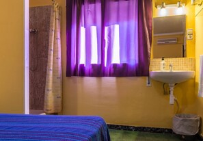 Individually furnished, desk, rollaway beds, free WiFi - Hostal Urgell (Balaguer)