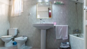 ห้องพักสำหรับสี่ท่าน, ห้องน้ำส่วนตัว | ห้องน้ำ | ฝักบัวในอ่างอาบน้ำ, อ่างอาบน้ำแบบแช่ตัว, ของใช้ในห้องน้ำฟรี