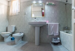 Chambre Quadruple, salle de bains privée | Salle de bain | Ensemble douche/baignoire, baignoire relaxante profonde