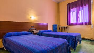 Habitació amb dos llits individuals, bany compartit | 1 dormitori, mobiliari individual, escriptori i llits addicionals