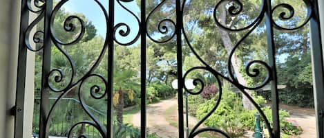 Camera Deluxe, 1 letto queen, non fumatori, vista giardino | Lenzuola Frette, biancheria da letto di alta qualità
