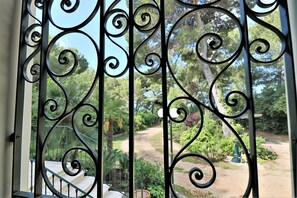 豪華客房, 1 張加大雙人床, 非吸煙房, 花園景觀 | 義大利 Frette 床單、高級寢具、羽絨被、客房內保險箱