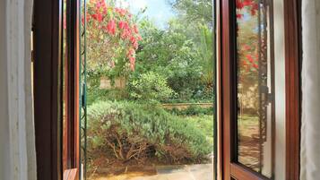 Chambre Confort, 1 grand lit, vue jardin | Draps italiens Frette, literie de qualité supérieure