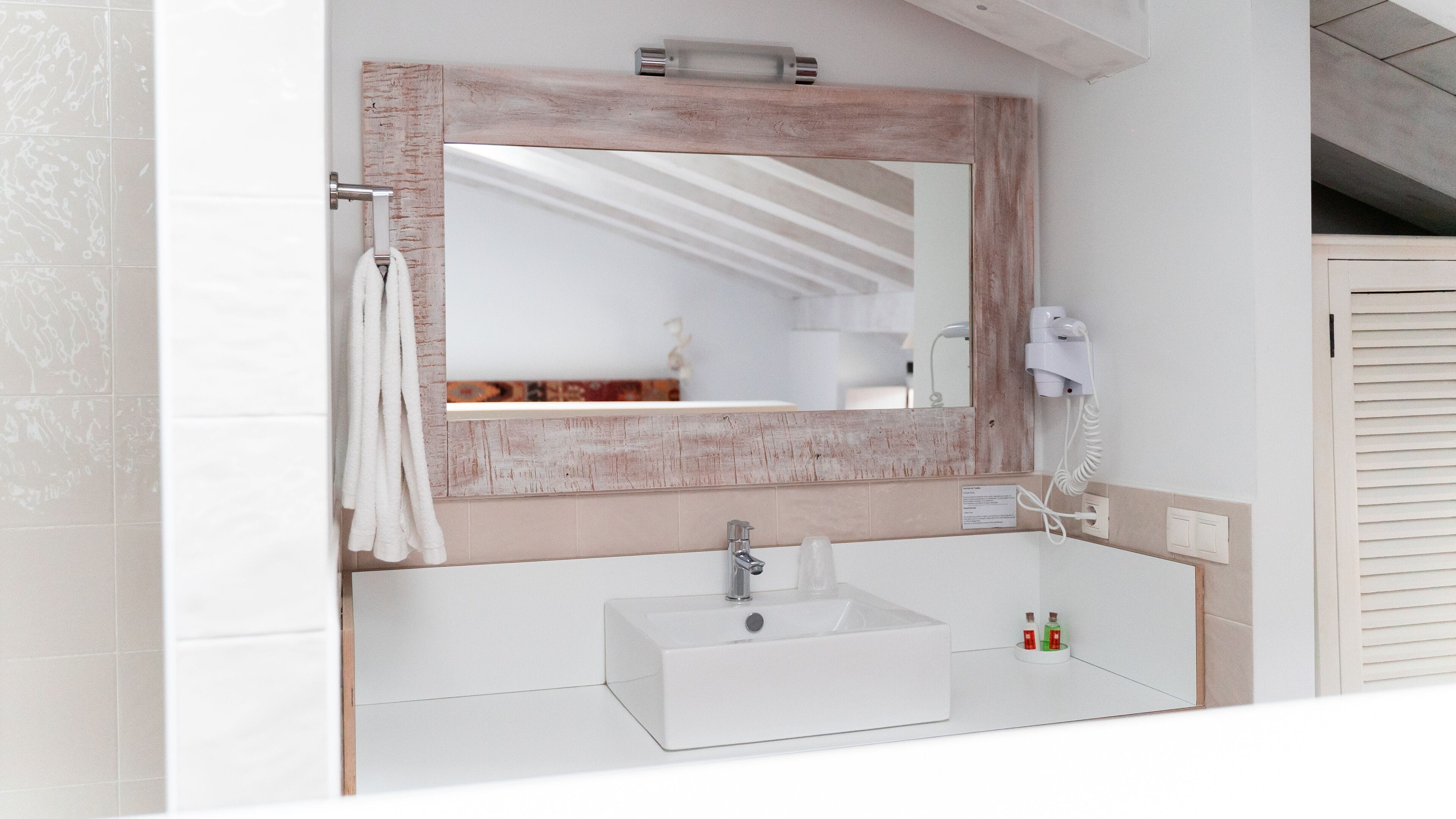 superior double room | bathroom | shower, towels