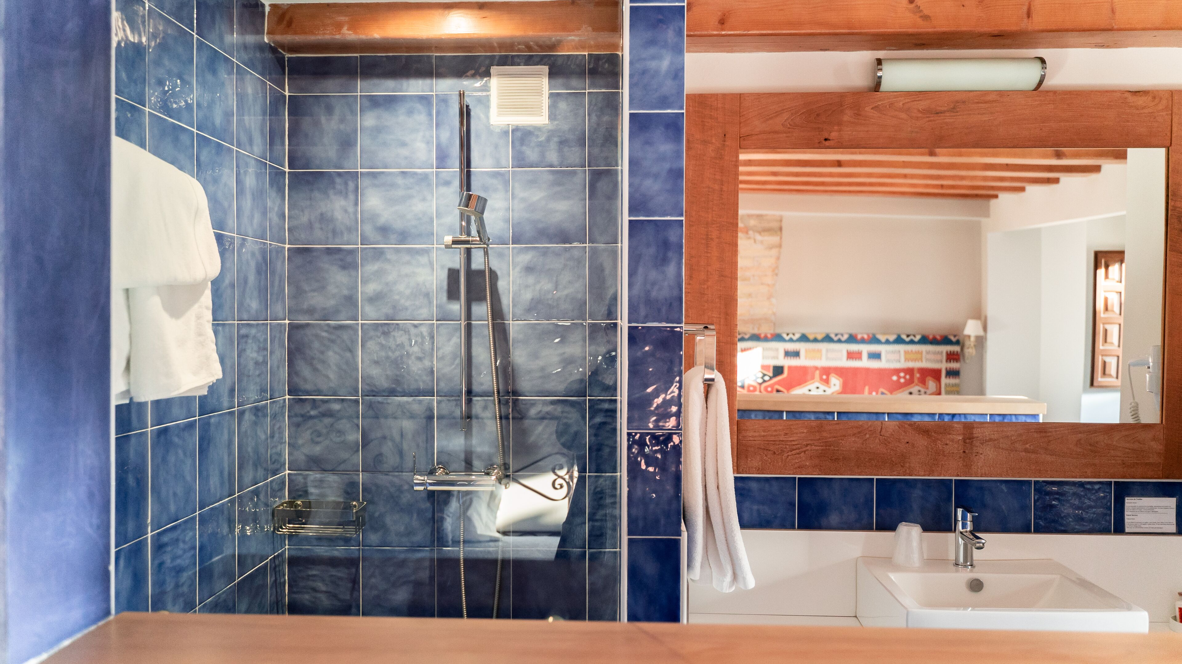 superior double room | bathroom | shower, towels
