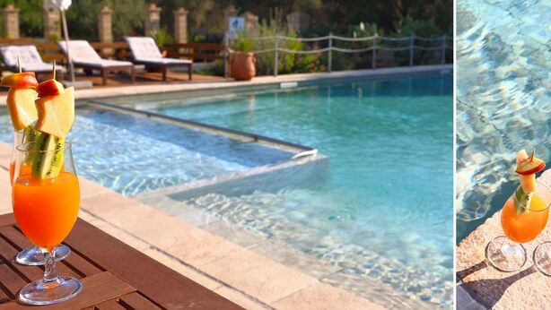 A poolside area with lounge chairs and a glass of orange juice with fruit skewers. - Masseria L'Uliveto (Otranto)