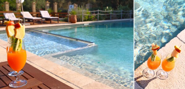 Een buitenzwembad en ligstoelen