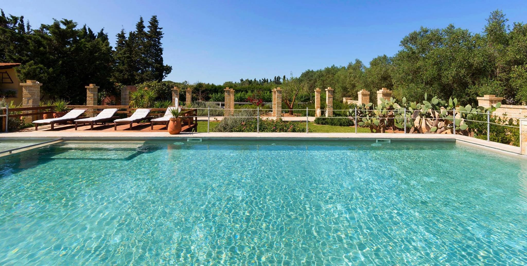 Piscina all'aperto, lettini