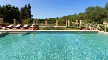 Piscina all'aperto, lettini