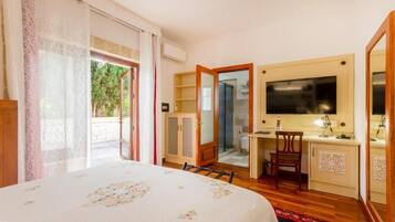 Deluxe Room, Terrace | Minibar, desk, soundproofing, WiFi (free)