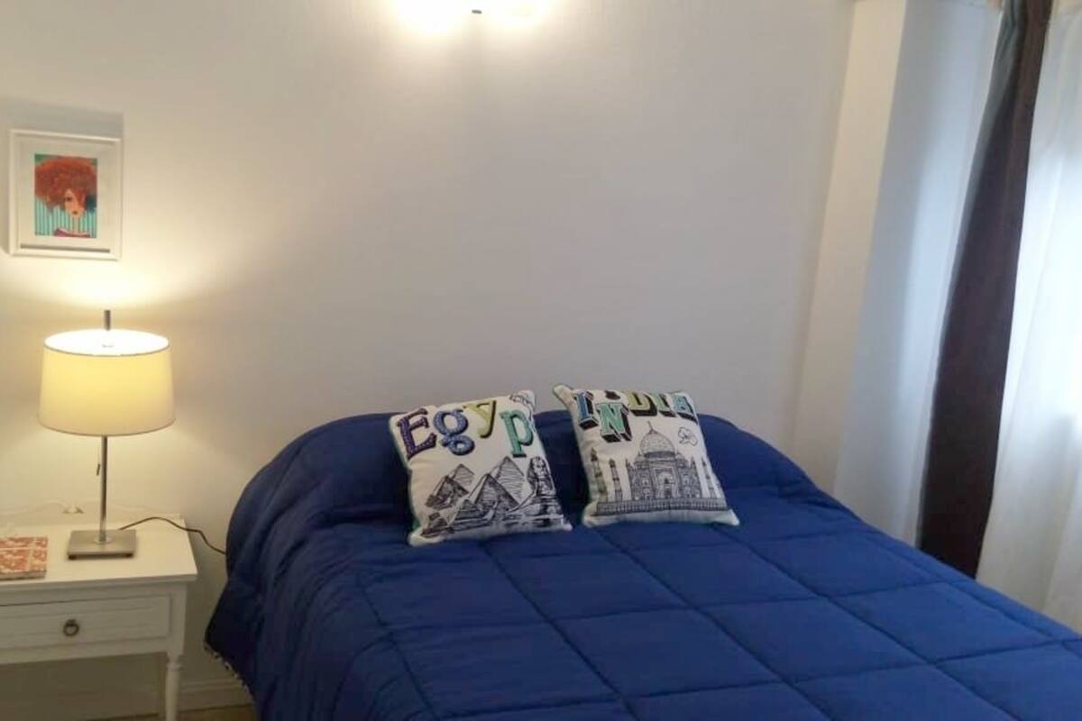 Ropa de cama de alta calidad, muebles diferentes y wifi gratis