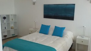 Departamento estándar, 1 cama matrimonial, cocina | Ropa de cama de alta calidad, wifi gratis y muebles diferentes