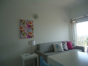 อพาร์ทเมนท์สำหรับครอบครัว, 1 ห้องนอน, ระเบียง | บริเวณนั่งเล่น | ทีวีจอแบน 40 นิ้ว พร้อมช่องเคเบิล, ทีวี