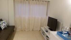 Departamento familiar, 1 habitación | Sala de estar | Televisión de pantalla plana de 40 pulgadas con canales por cable