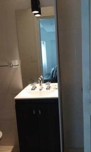 Departamento familiar, 1 habitación | Baño | Regadera, amenidades de baño gratuitas, toallas 