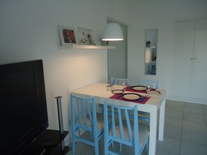 Family Apartment, 1 Bedroom, Balcony | In-room dining - Edificio Alta Marea (Mar del Plata)