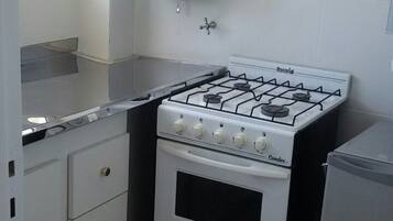 Departamento estándar, 1 cama matrimonial, cocina | Cocina privada | Refrigerador, microondas, cafetera y tetera y utensilios de cocina