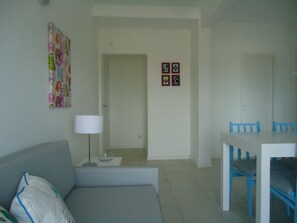 อพาร์ทเมนท์สำหรับครอบครัว, 1 ห้องนอน, ระเบียง | บริเวณนั่งเล่น | ทีวีจอแบน 40 นิ้ว พร้อมช่องเคเบิล, ทีวี