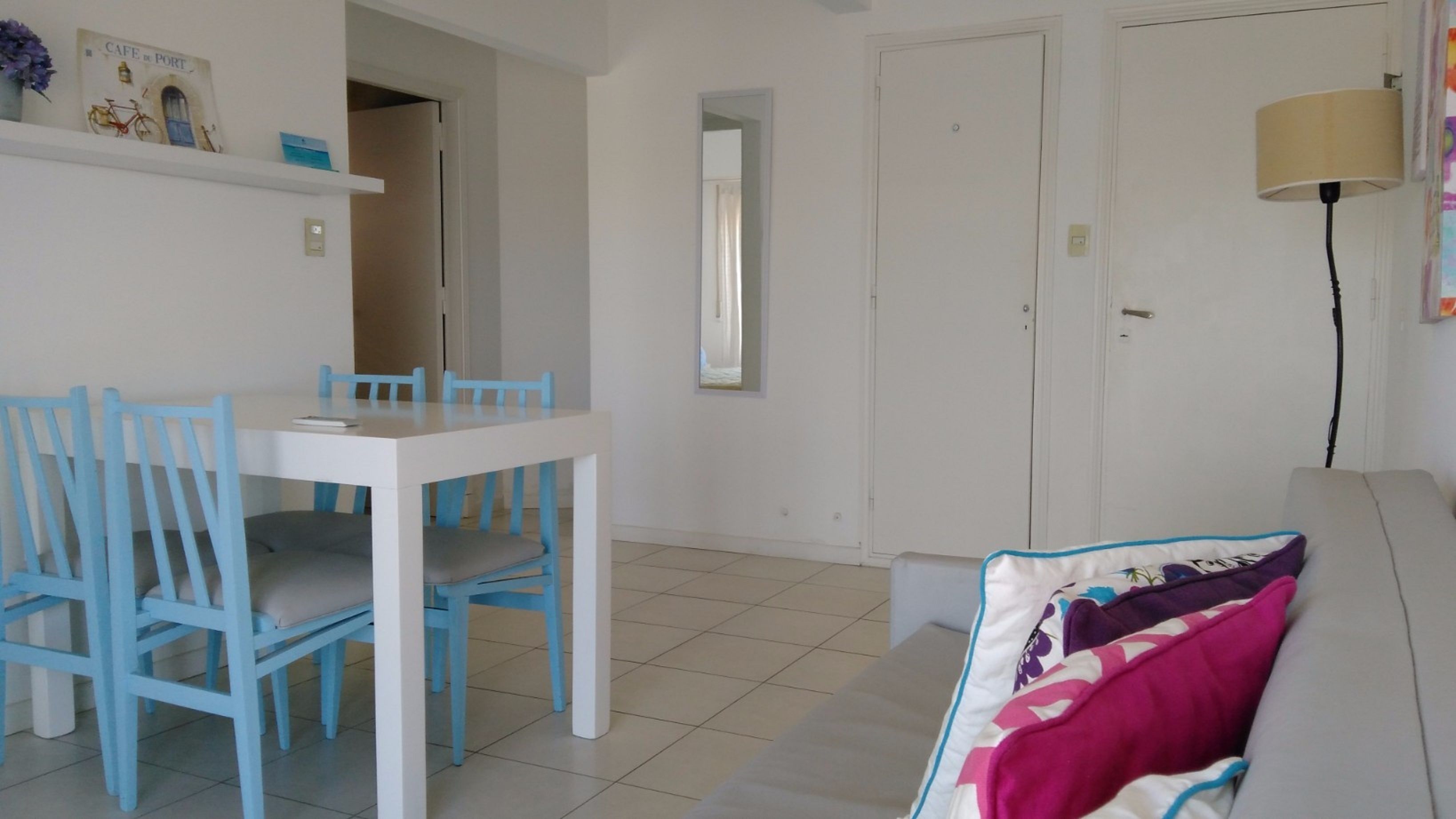 Familieleilighet, 1 soverom, balkong | Oppholdsrom | En 40-tommers Flatskjerm-TV med kabel-kanaler samt TV