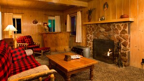 The Great Northern | WiFi (free), individually decorated, individually furnished, bed sheets - Hicksville Pines Chalets & Motel (Idyllwild)
