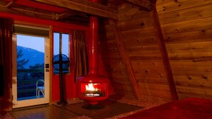 Honeymoon Suite | WiFi (free), individually decorated, individually furnished, bed sheets - Hicksville Pines Chalets & Motel (Idyllwild)