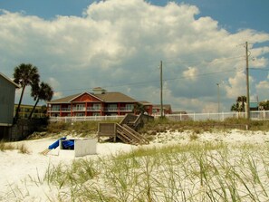 Vista frontal de la propiedad