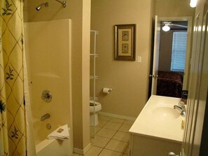 Condo, 1 Bedroom, Beach View (205) | Bathroom