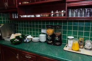 Geladeira, cafeteira/chaleira, chaleira elétrica