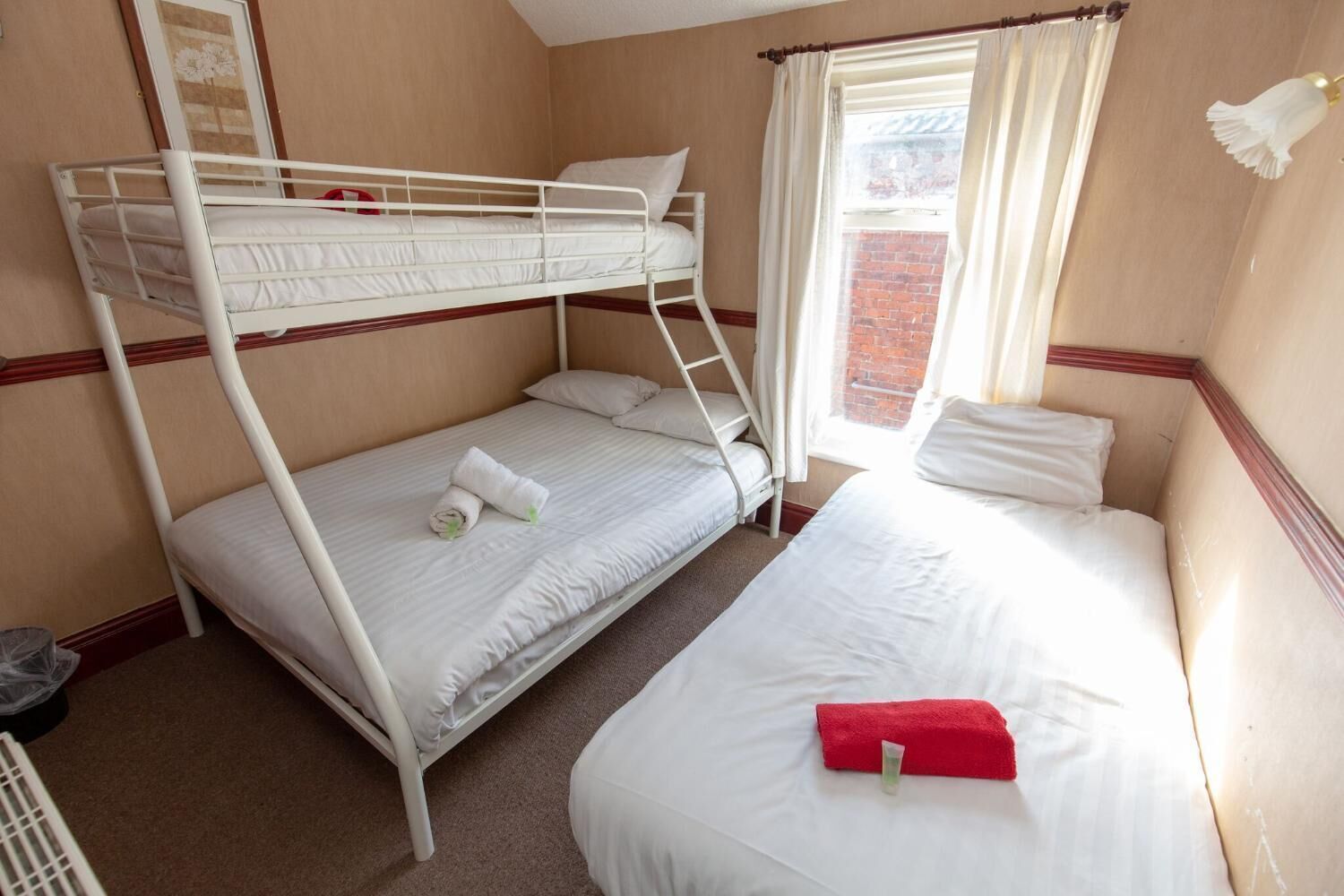 遮光窗帘、熨斗/熨板、免费 WiFi、床单