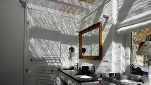 A modern bathroom with two sinks, a large mirror, and a radiator. - Am Eichholz Galerie & Art Hotel (Murnau am Staffelsee)