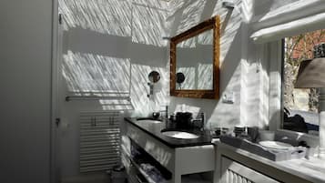 Quarto casal superior | Banheiro | Chuveiro, secador de cabelo, chinelos, toalhas de banho