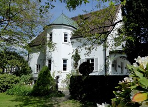 Vista frontal de la propiedad