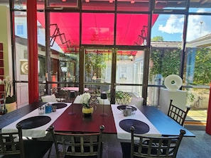 供应早餐、午餐和晚餐，地中海菜