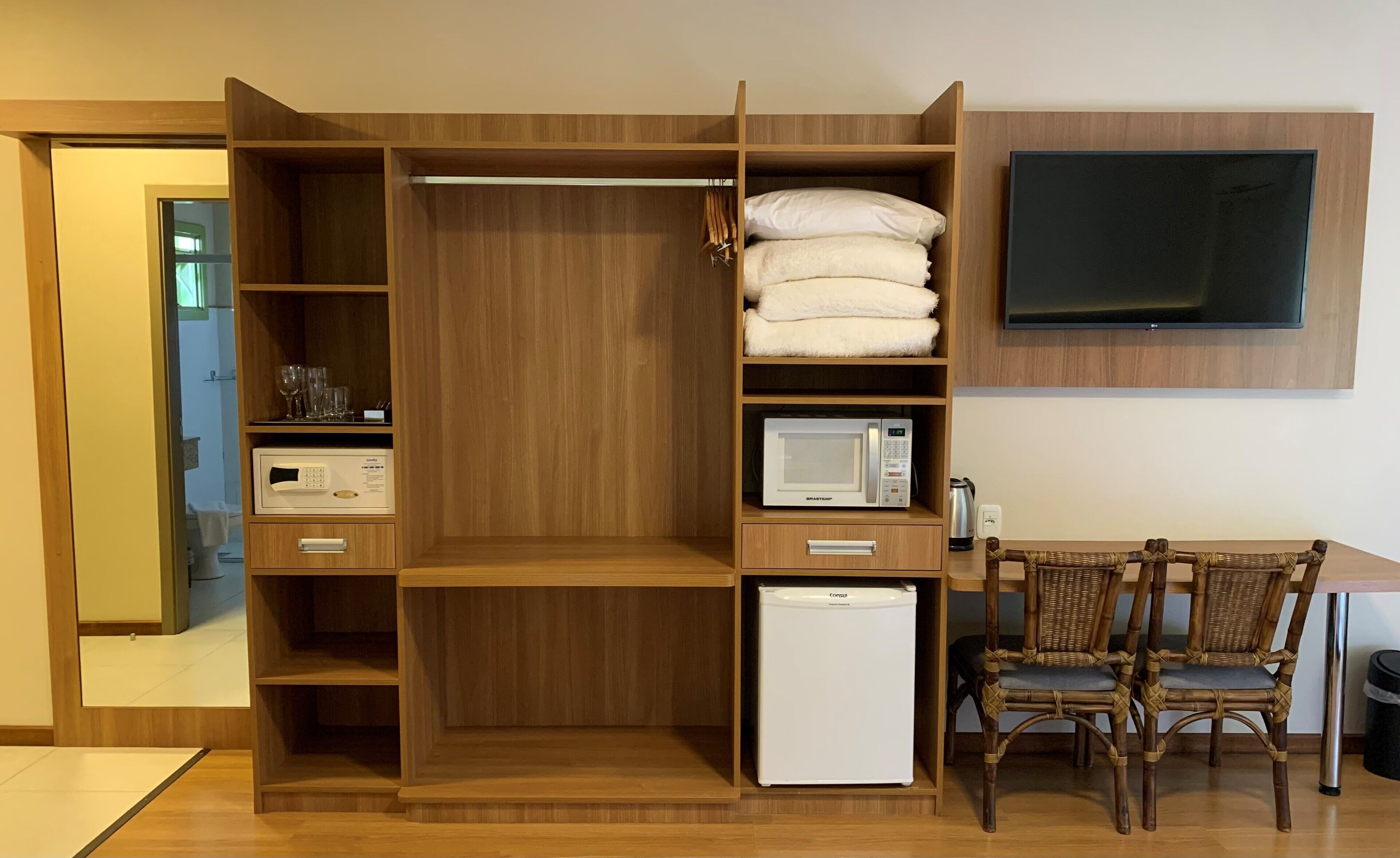 deluxe apartment, lanai | 1 bedroom, minibar, bed sheets