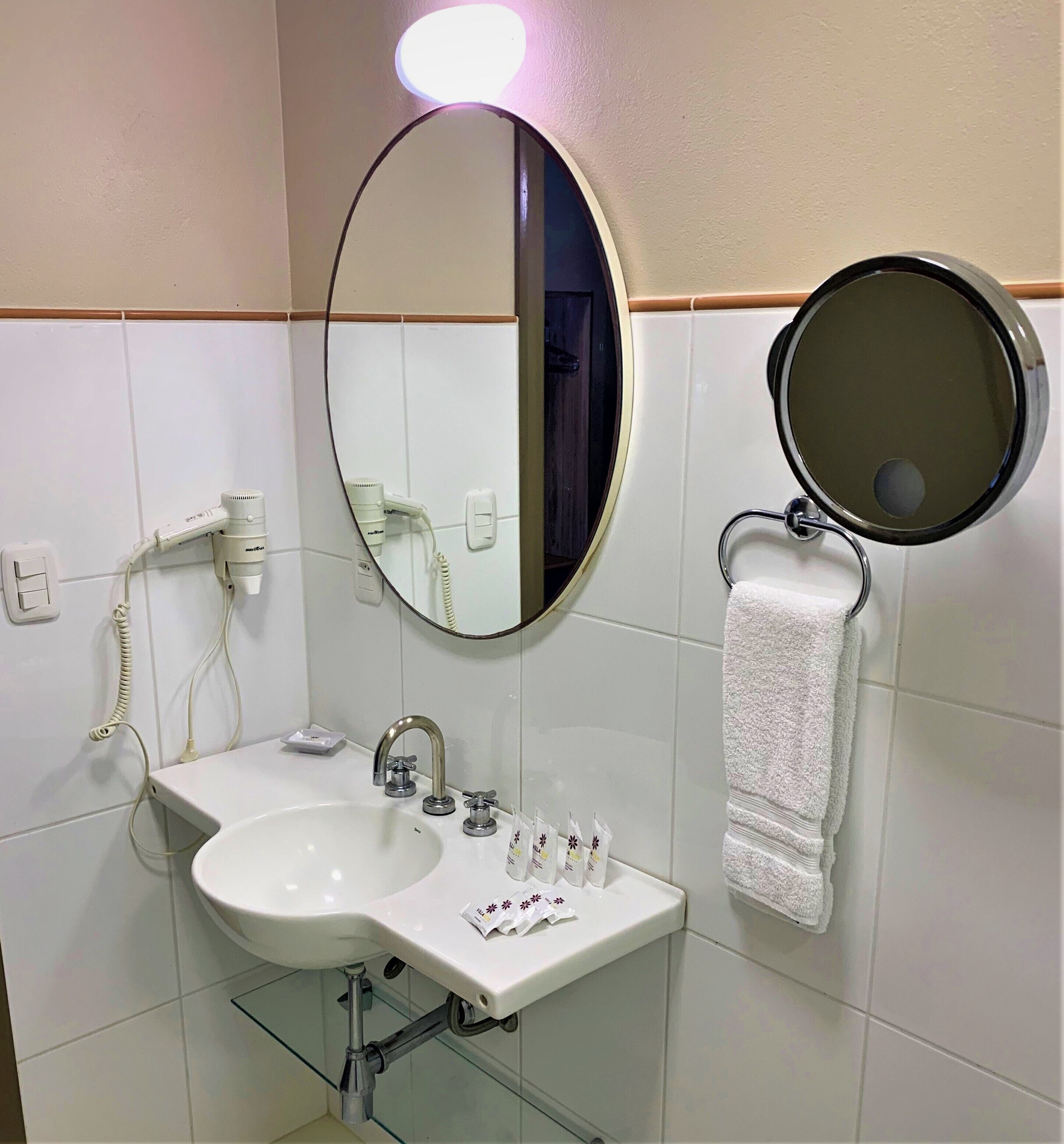 deluxe studio, lanai | bathroom | shower, free toiletries, hair dryer, towels