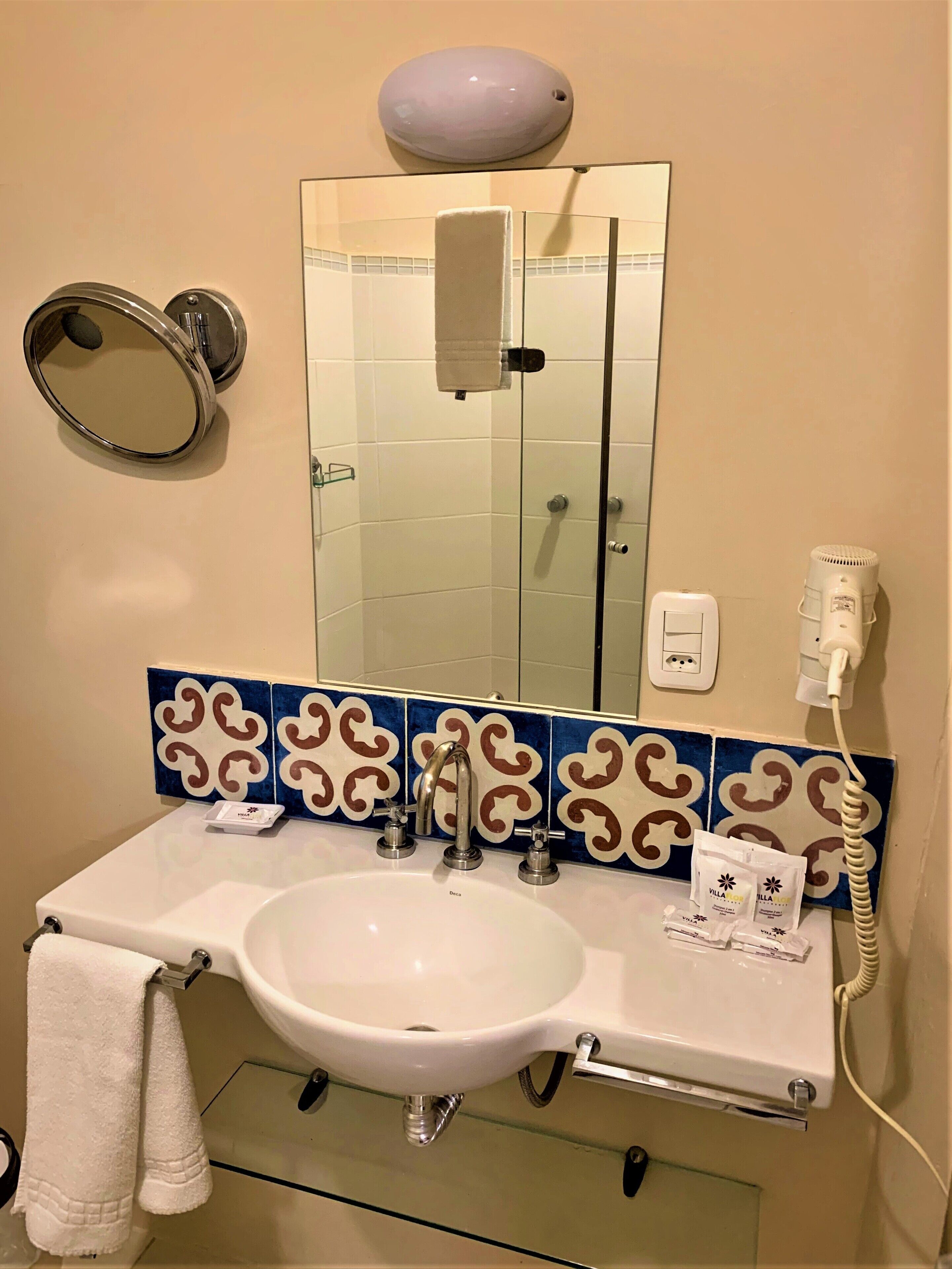 deluxe bungalow, lanai | bathroom | shower, free toiletries, hair dryer, towels