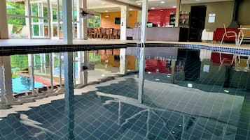 Kolam renang indoor